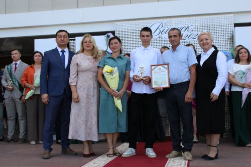 Заинские выпускники станцевали последний школьный вальс