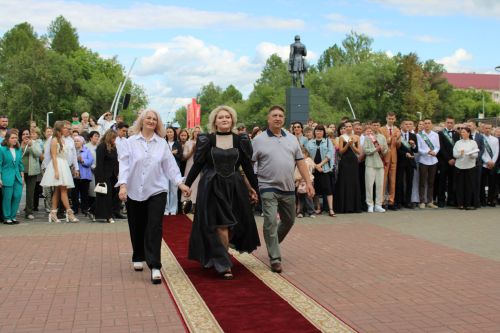 Заинские выпускники станцевали последний школьный вальс
