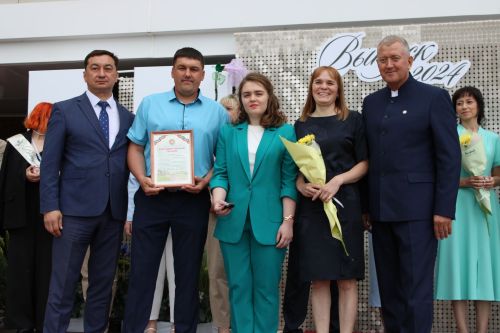 Заинские выпускники станцевали последний школьный вальс
