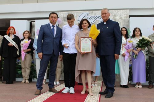 Заинские выпускники станцевали последний школьный вальс