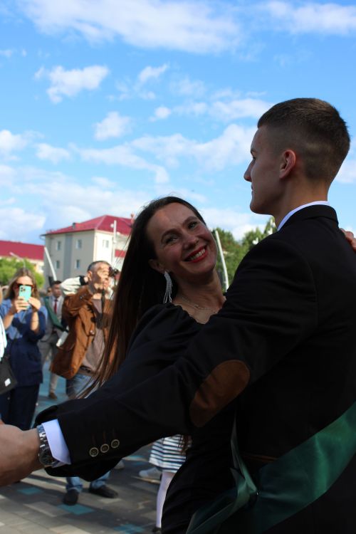 Заинские выпускники станцевали последний школьный вальс