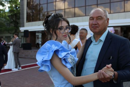 Заинские выпускники станцевали последний школьный вальс