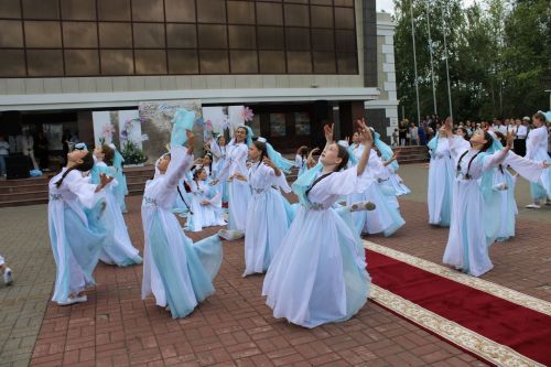 Заинские выпускники станцевали последний школьный вальс