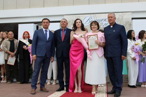 Заинские выпускники станцевали последний школьный вальс