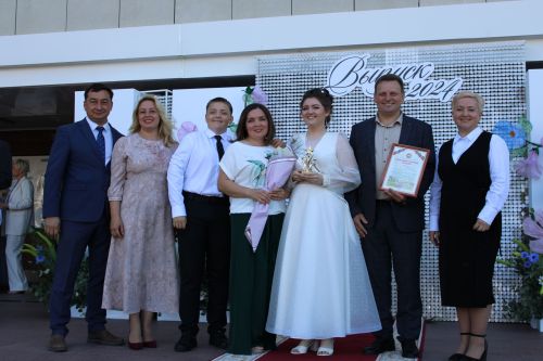 Заинские выпускники станцевали последний школьный вальс