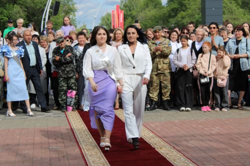 Заинские выпускники станцевали последний школьный вальс