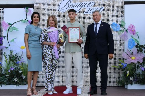 Заинские выпускники станцевали последний школьный вальс