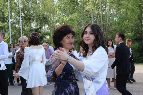 Заинские выпускники станцевали последний школьный вальс
