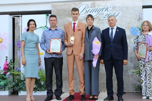 Заинские выпускники станцевали последний школьный вальс