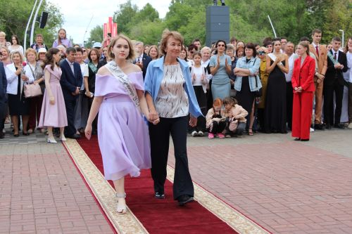 Заинские выпускники станцевали последний школьный вальс