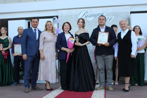 Заинские выпускники станцевали последний школьный вальс