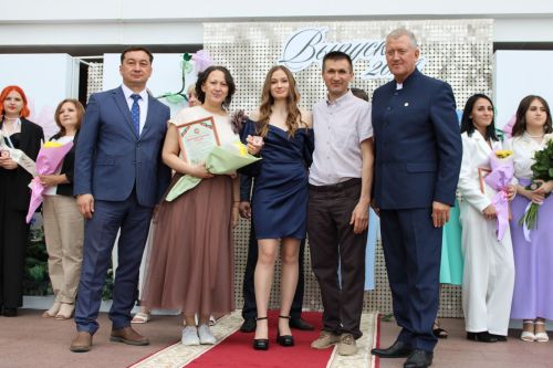 Заинские выпускники станцевали последний школьный вальс