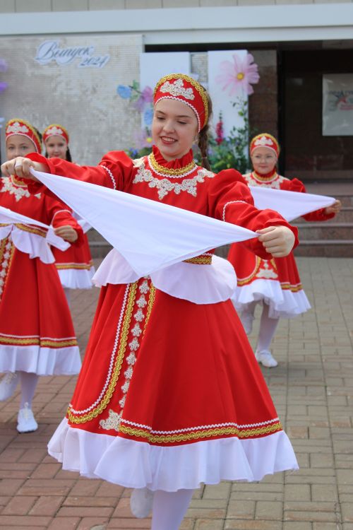 Заинские выпускники станцевали последний школьный вальс