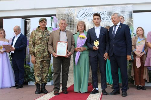 Заинские выпускники станцевали последний школьный вальс