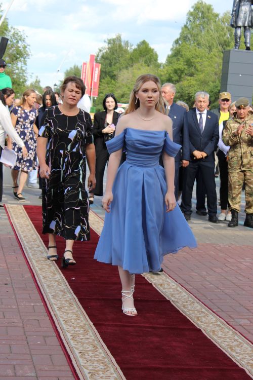 Заинские выпускники станцевали последний школьный вальс