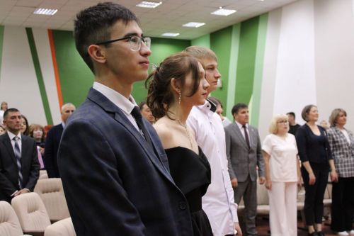 Заинские выпускники получили документы об окончании школы