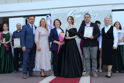 Заинские выпускники станцевали последний школьный вальс