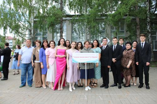 Заинские выпускники станцевали последний школьный вальс