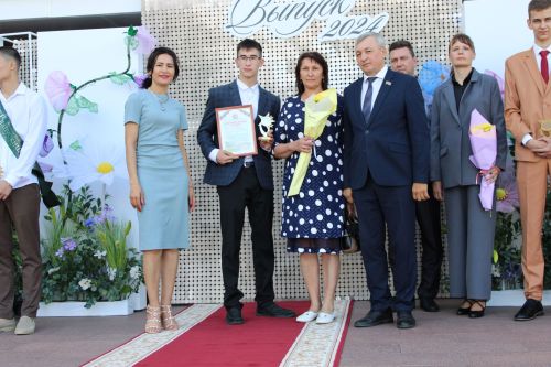Заинские выпускники станцевали последний школьный вальс