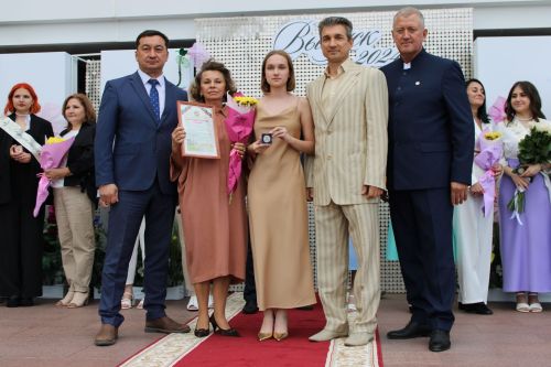 Заинские выпускники станцевали последний школьный вальс
