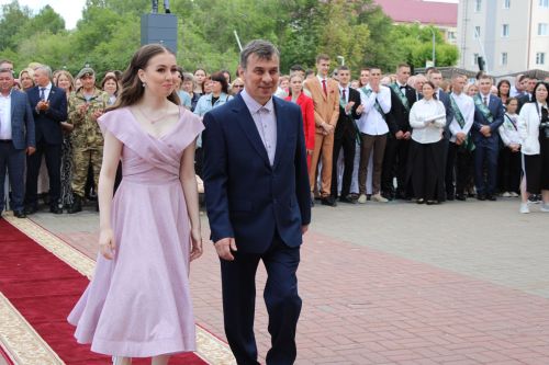 Заинские выпускники станцевали последний школьный вальс