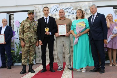 Заинские выпускники станцевали последний школьный вальс