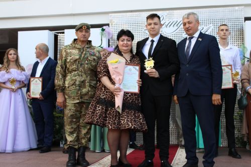 Заинские выпускники станцевали последний школьный вальс