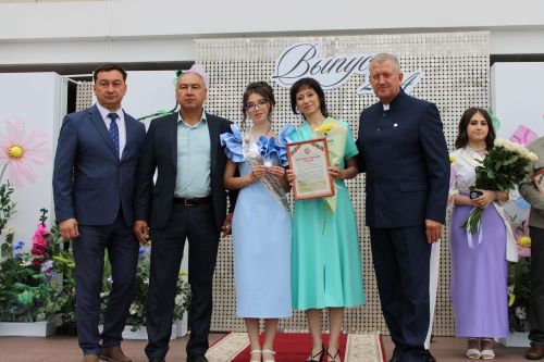 Заинские выпускники станцевали последний школьный вальс