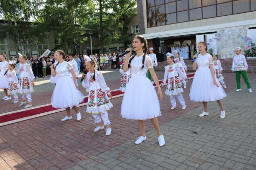 Заинские выпускники станцевали последний школьный вальс