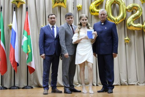 Заинские выпускники получили документы об окончании школы