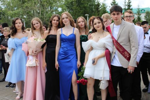 Заинские выпускники станцевали последний школьный вальс