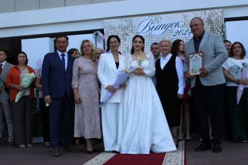 Заинские выпускники станцевали последний школьный вальс