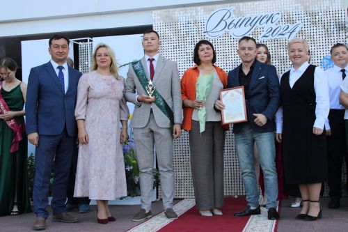 Заинские выпускники станцевали последний школьный вальс