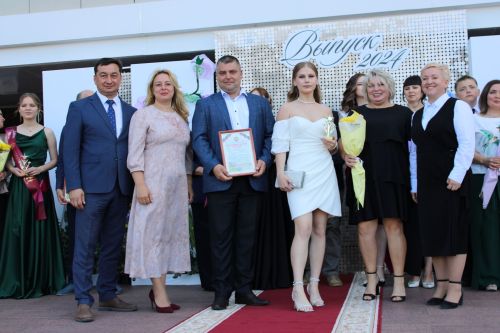 Заинские выпускники станцевали последний школьный вальс