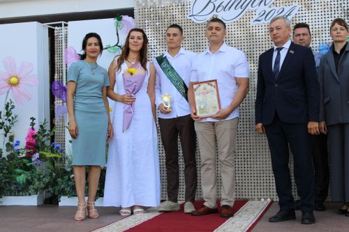 Заинские выпускники станцевали последний школьный вальс