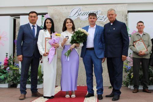 Заинские выпускники станцевали последний школьный вальс