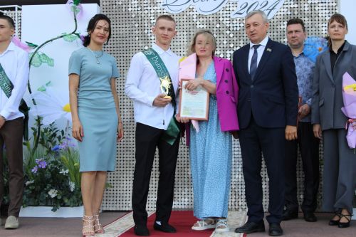 Заинские выпускники станцевали последний школьный вальс