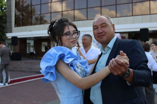 Заинские выпускники станцевали последний школьный вальс