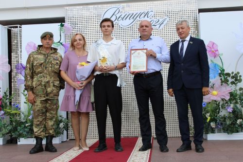 Заинские выпускники станцевали последний школьный вальс
