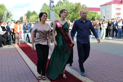 Заинские выпускники станцевали последний школьный вальс