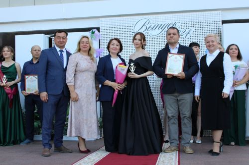 Заинские выпускники станцевали последний школьный вальс