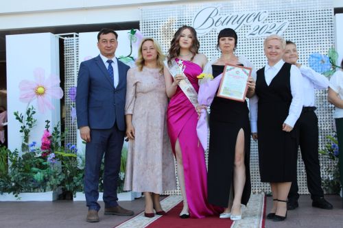 Заинские выпускники станцевали последний школьный вальс