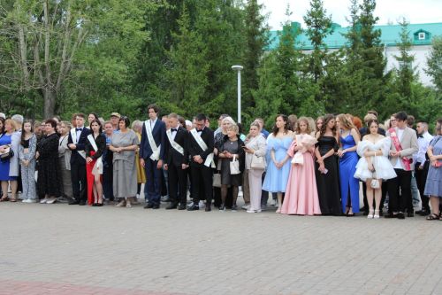 Заинские выпускники станцевали последний школьный вальс