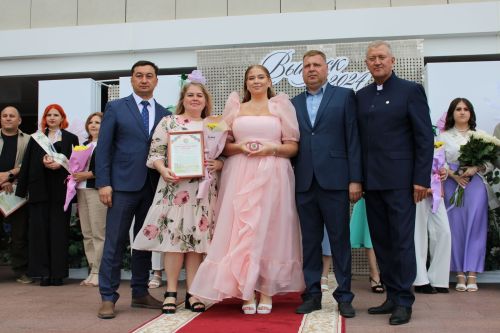 Заинские выпускники станцевали последний школьный вальс