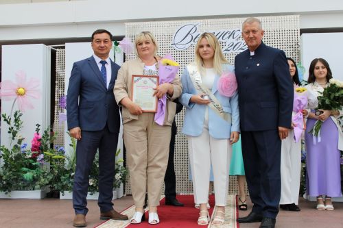 Заинские выпускники станцевали последний школьный вальс