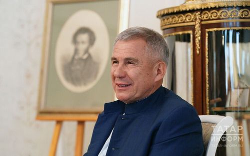 Рустам Минниханов поздравил татарстанцев с Днем русского языка