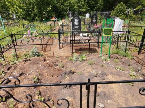 Ничего святого: вандалы украли табличку с могилы