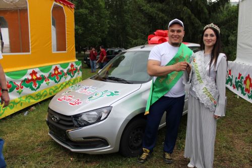 В Заинске абсолютный батыр Сабантуя в упорной борьбе выиграл автомобиль