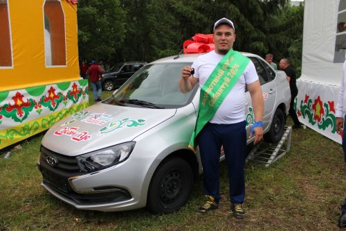 В Заинске абсолютный батыр Сабантуя в упорной борьбе выиграл автомобиль