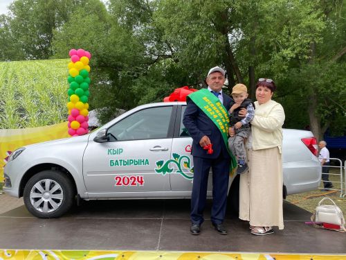 На Сабантуе в Заинске батыр весеннего сева получил ключи от автомобиля и барана